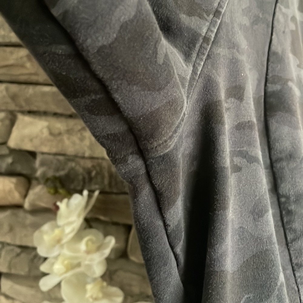 Lululemon Camo Scuba Crew - Size 10 - Picture 7 of 10